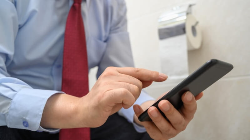 sử dụng smartphone trong nhà vệ sinh gây trĩ