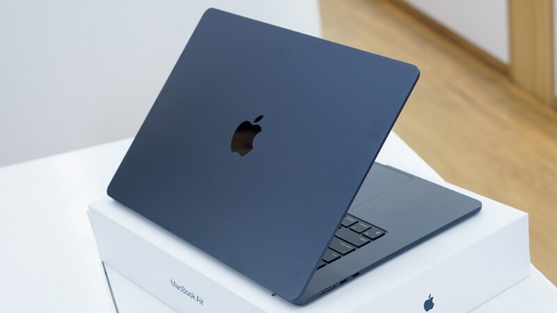 macbook air 15 inch pin khủng