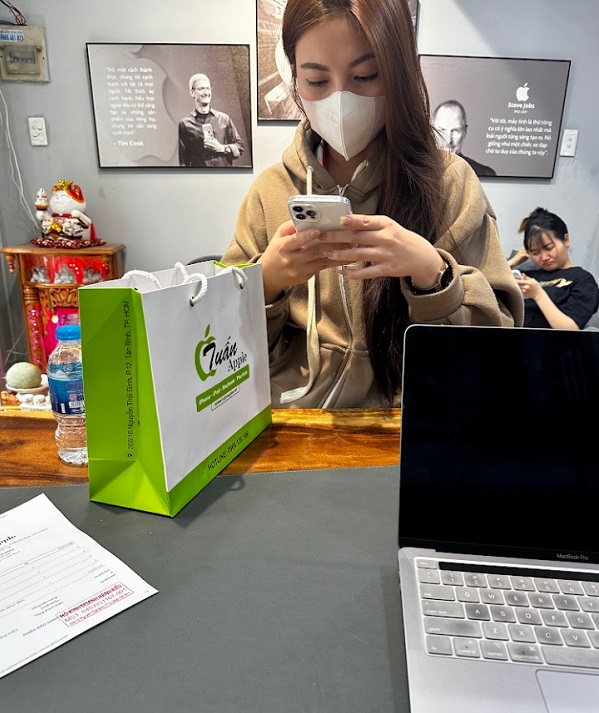 Khách hàng thu cũ đổi mới iPhone iPad MacBook tại TuanDigi