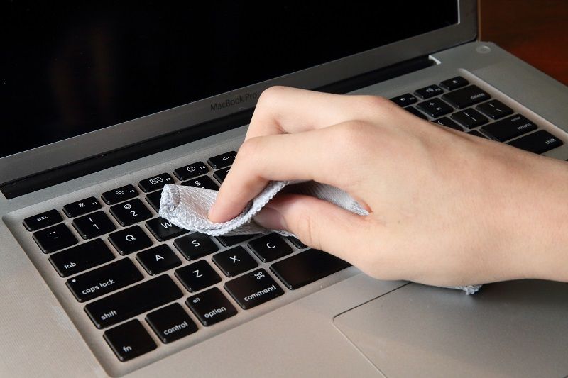 Hướng dẫn cách bảo quản bàn phím Macbook pro không bị liệt