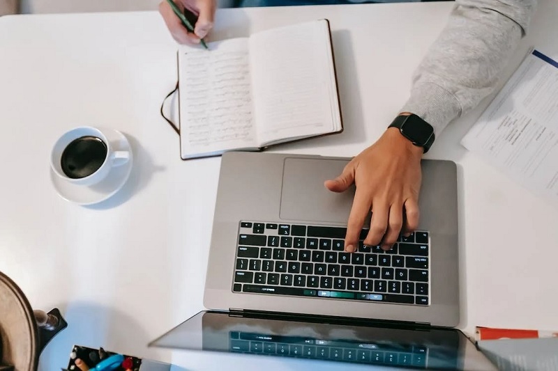 Làm văn phòng có nên mua macbook không?