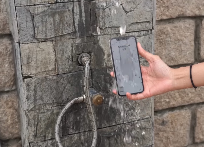 Nguyên nhân chảy mực màn hình iPhone X do ngấm nước