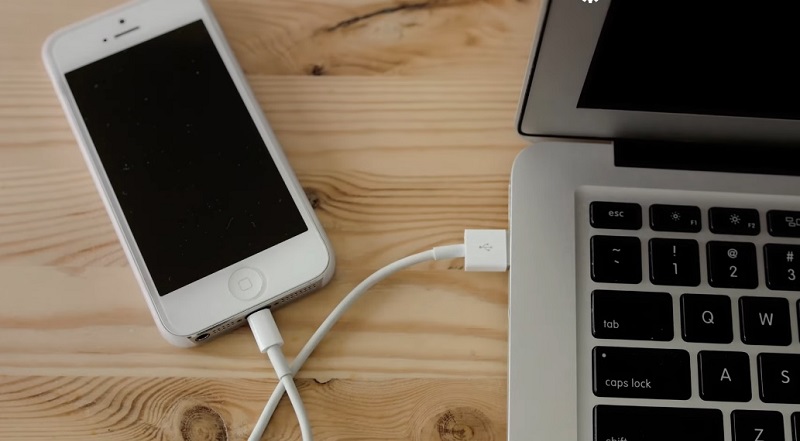 iPhone bị giật bị nhiễm điện do dùng máy tính, laptop để sạc