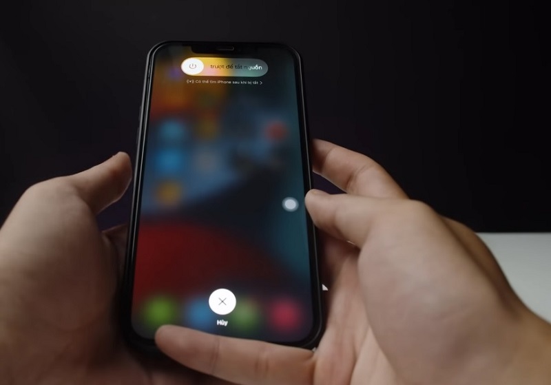 Khắc phục màn hình iPhone tự nhiên bị tối bằng cách sạc pin đầy