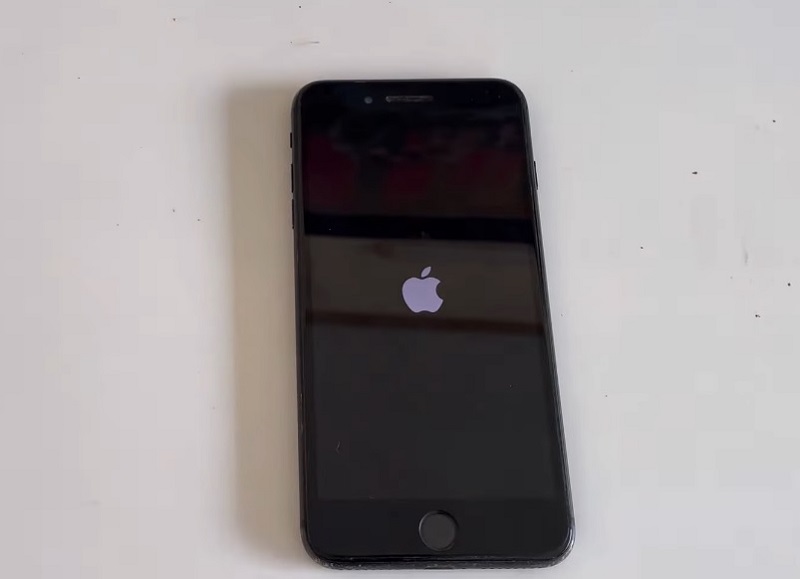 Hướng dẫn cách khắc phục iPhone hết pin tắt nguồn sạc không lên