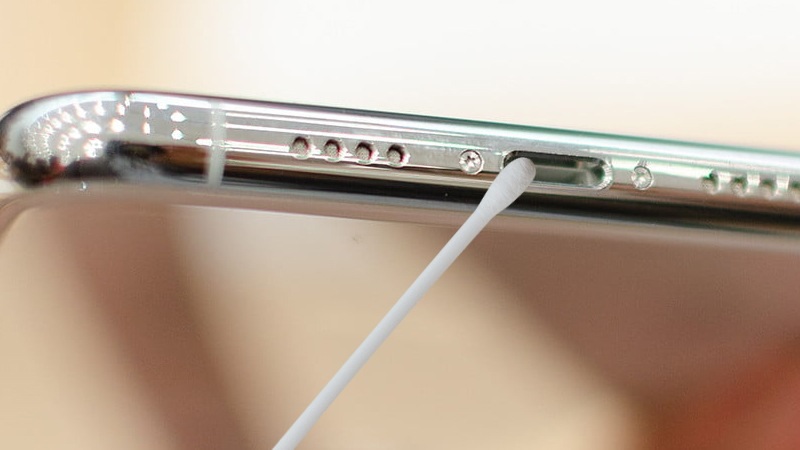 Khắc phục điện thoại Samsung sạc không vào pin bằng cách kiểm tra và vệ sinh cổng sạc