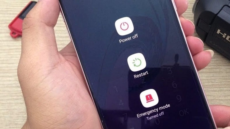 Khắc phục điện thoại Samsung sạc không vào pin bằng cách khởi động lại điện thoại