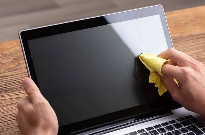 Cách vệ sinh bên ngoài Macbook