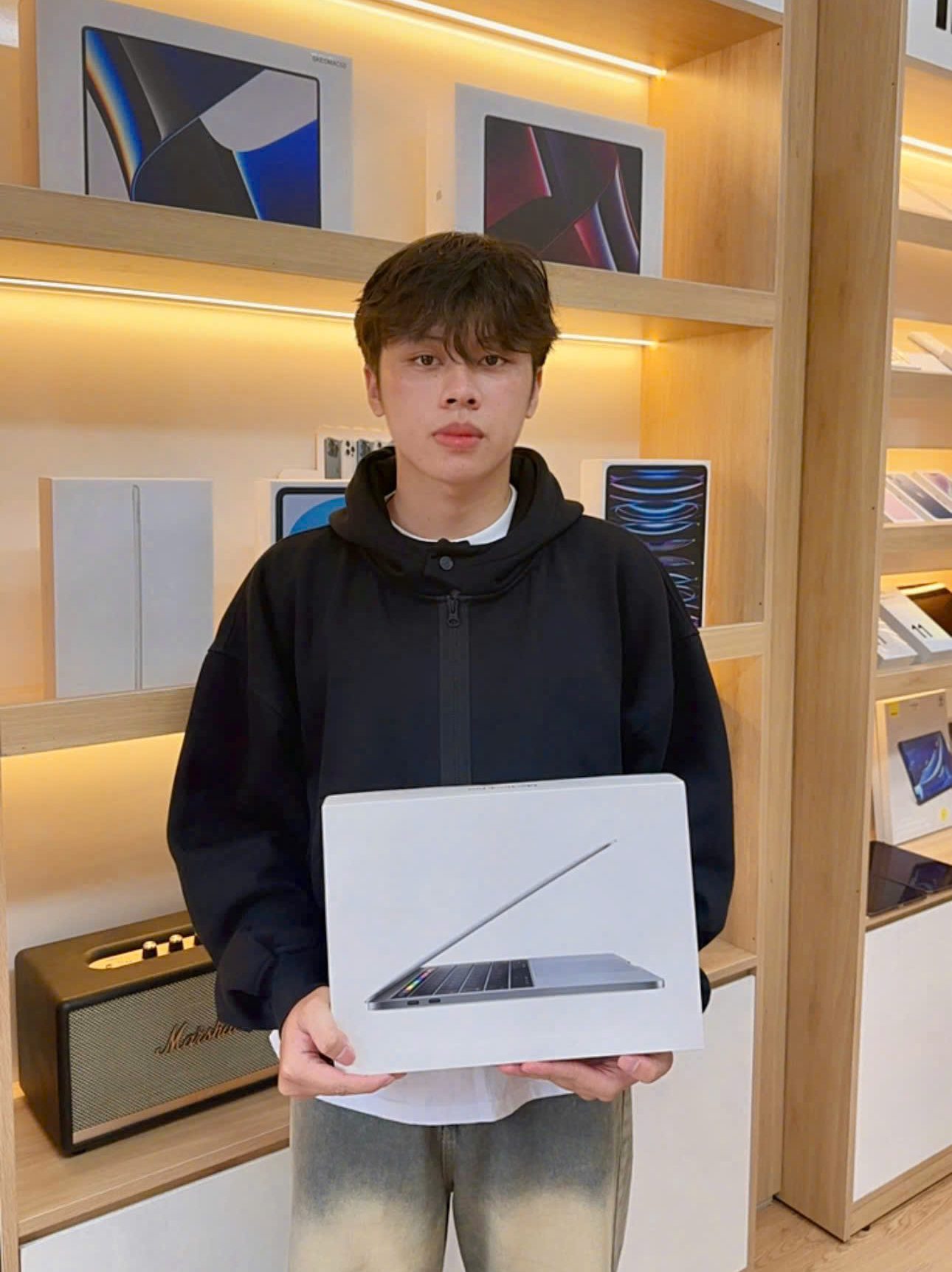 Hình ảnh khách hàng sử dụng dịch vụ thu mua Macbook tại TuanDigi