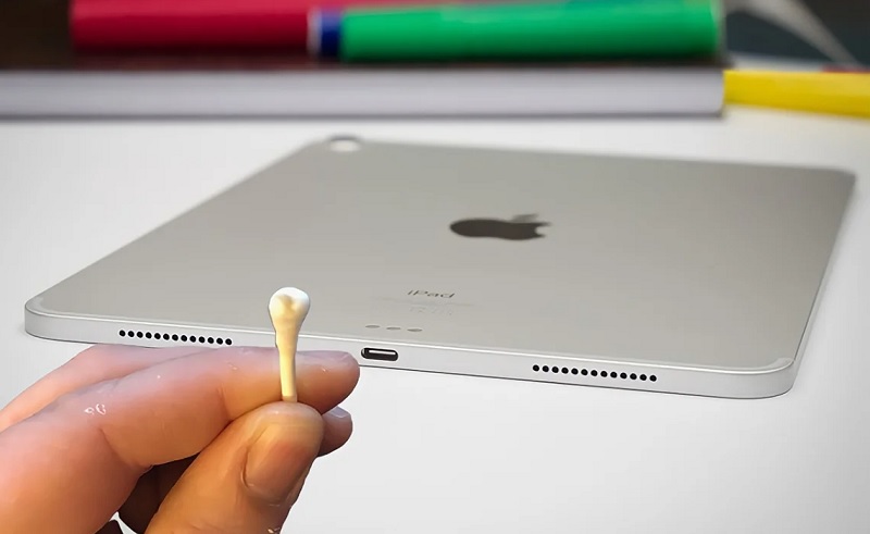 Vệ sinh lại jack tai nghe và cổng cắm tai nghe