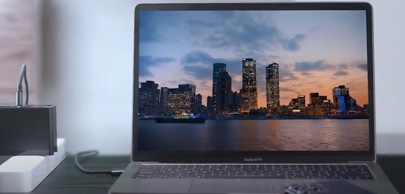Có nên vừa sạc vừa dùng Macbook​?