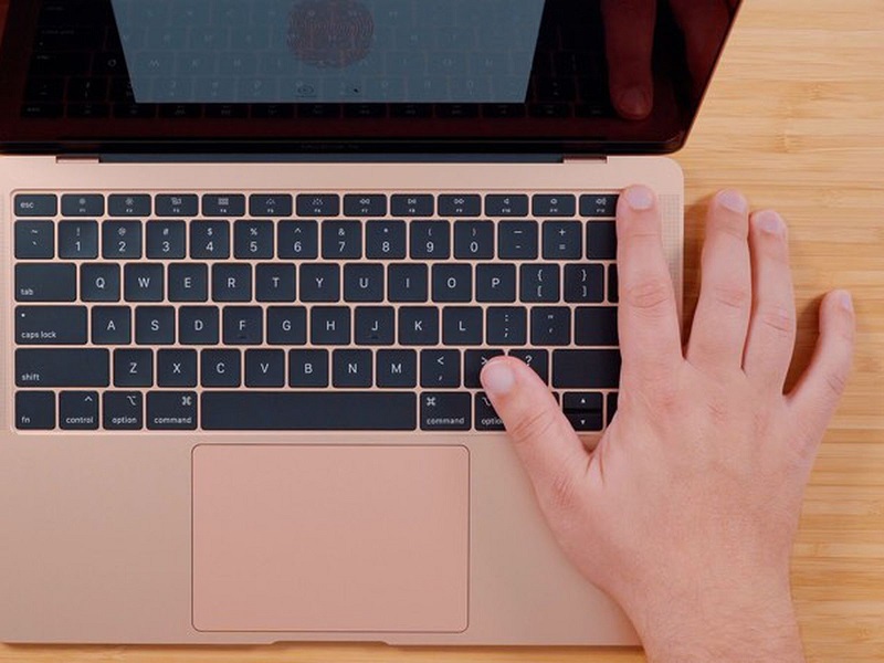 Macbook bị treo khi mở máy tiến hành các bước giữ nút nguồn sau vài giây để tắt 