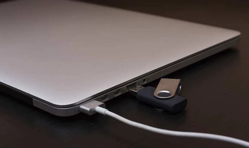 Kiểm tra nguồn điện nếu thấy Macbook bị treo khi mở máy