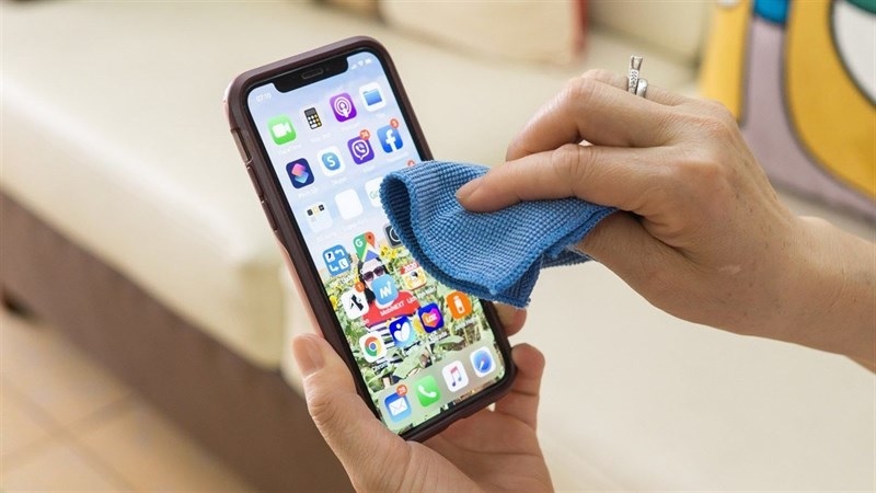 Cách khắc phục màn hình điện thoại bị chấm xanh bằng cách vệ sinh màn hình