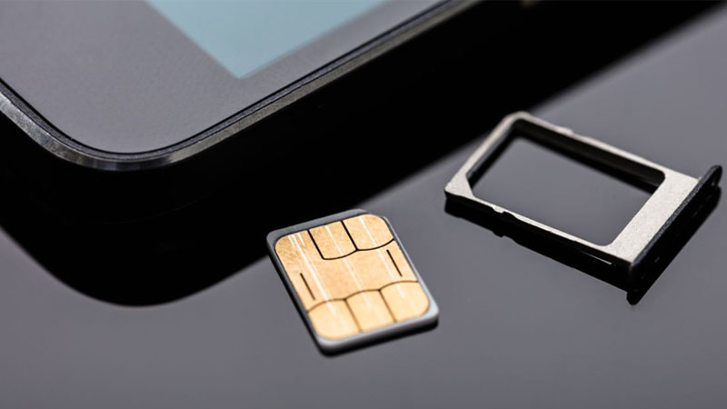 Khay SIM thường in sẵn mã IMEI, giúp bạn dễ dàng kiểm tra mà không cần mở máy