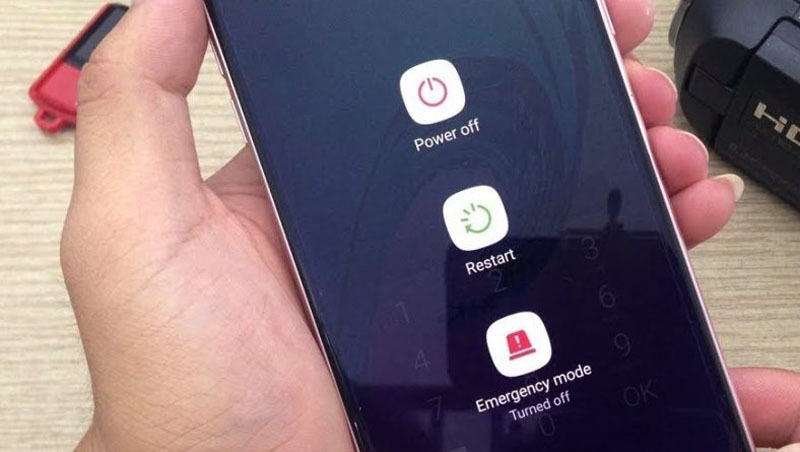 Cách khắc phục điện thoại Samsung trắng đen