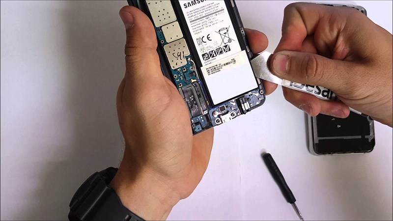 Sai lầm khi sửa điện thoại Samsung bị vô nước