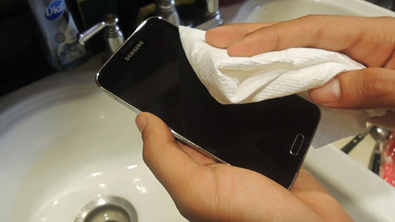 Cách sửa điện thoại Samsung bị vô nước ngay lập tức