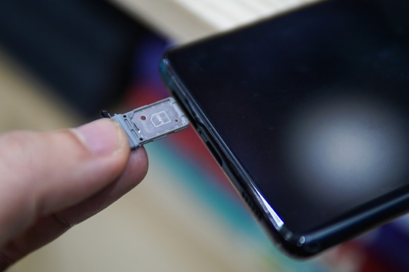 Khắc phục điện thoại Samsung bị mất sóng​ bằng cách kiểm tra sim hoặc thay sim mới