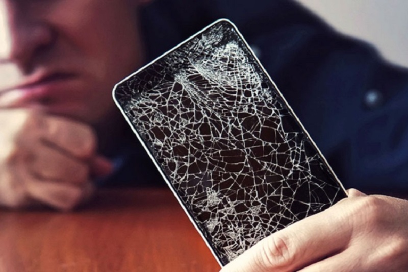 Rơi điện thoại xuống đất có sao không?