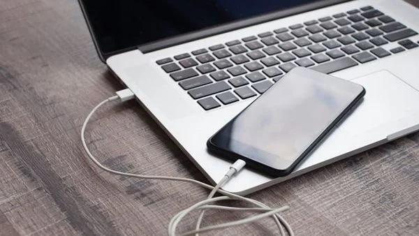 Kết nối màn hình điện thoại với máy tính bằng cáp kết nối