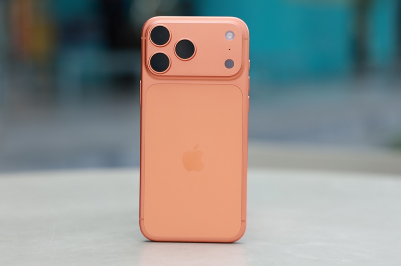 iPhone 17 Pro Max và iPhone 12 Pro Max qua màu sắc