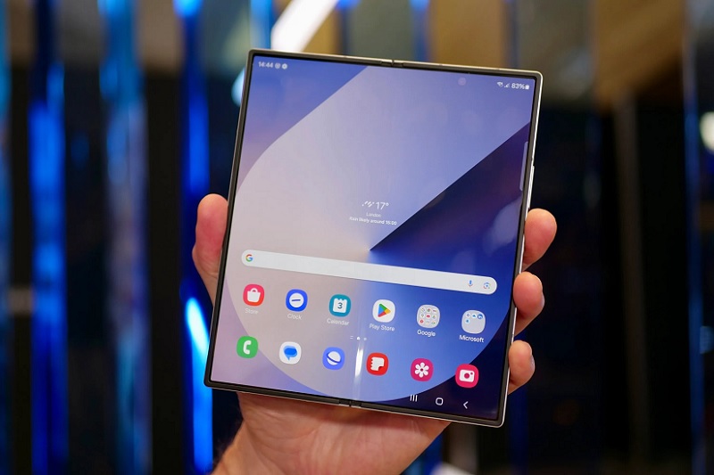 So sánh iPhone 17 vs Galaxy Z Fold 6 qua màn hình
