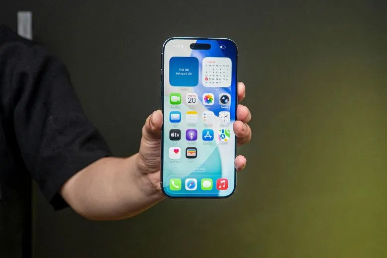So sánh iPhone Air và iPhone 15 thường qua màn hình