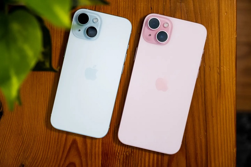 So sánh iPhone Air và iPhone 15 thường qua màu sắc