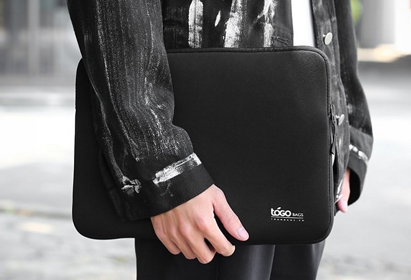 Túi chống sốc hoặc balo da - Nên mua gì cho MacBook Neo?