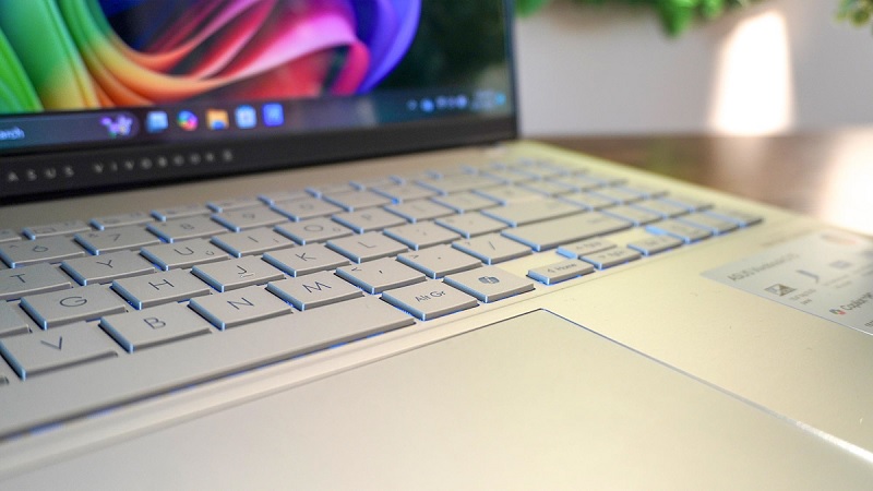 So sánh Asus Vivobook S 15 và MacBook Air M3 qua bàn phím và trackpad