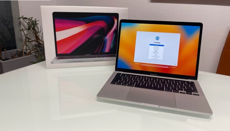 So sánh MacBook Pro M2 và MacBook Pro M1 qua màn hình